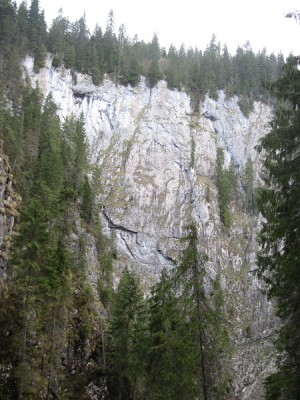 11. Blick von Unten auf die steile Felswand.JPG